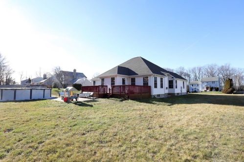 60 Berrios Hl Rd, Windsor CT 06095-1000 exterior