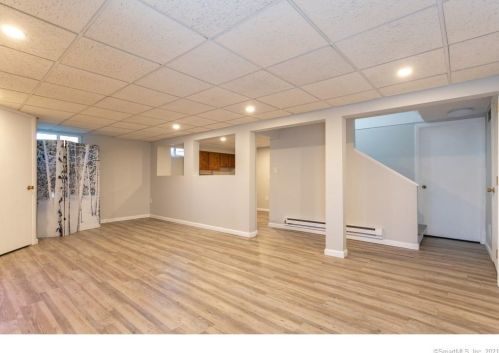 24 Hotchkiss Rd, Farmington CT  06032-2810 exterior