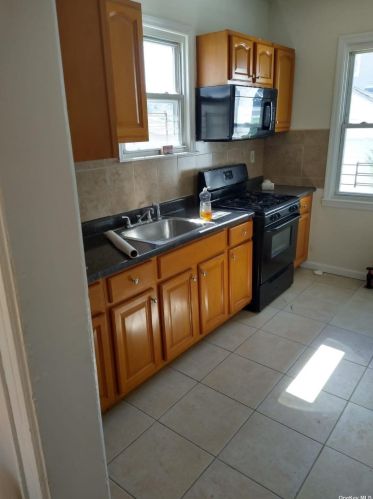 194 110th Rd, Jamaica, NY 11412-5702
