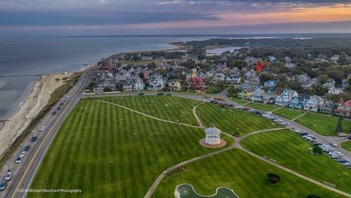 28 Narragansett Ave, Marthas Vineyard MA 02539-4428 exterior