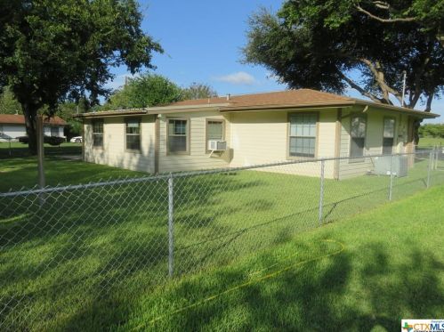 824 Boenig St, Seguin TX  78155-6724 exterior