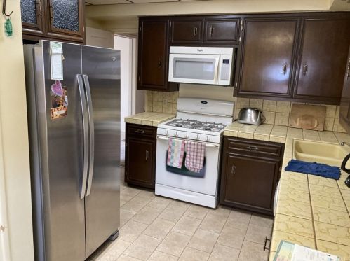 4802 Blackthorne Ave, Long Beach, CA 90808-1058