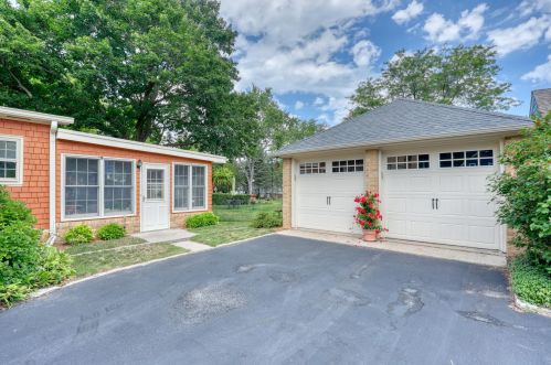124 Ottawa Ave, Dousman, WI 53118-9359