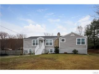 16 Wesley Dr, Bridgeport, CT 06611-4639