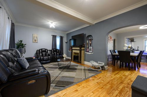 2821 Lincoln Ave, Milwaukee, WI 53215-2450