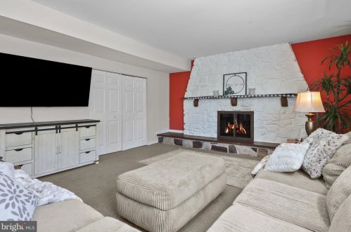 2 Elizabeth Ln, Southampton PA  18954-1011 exterior