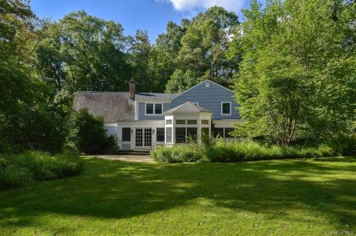 35 Gregory Ln, Millwood, NY 10546-1039