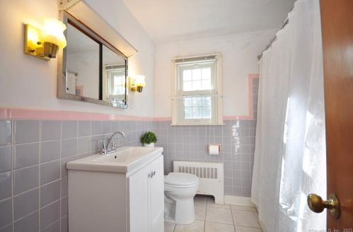 11 Hiram Ln, Bloomfield CT  06002-1224 exterior