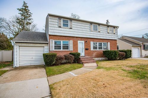 654 Grand Ave, North Lindenhurst, NY 11757-3123