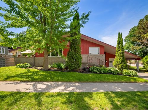 1019 Pine St, Manitowoc, WI 54220-2812