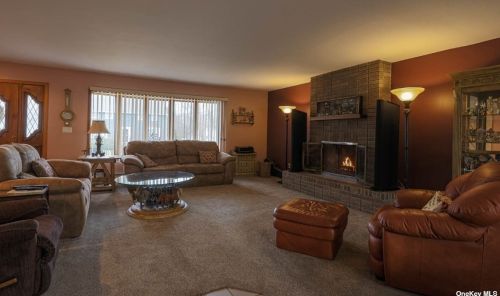 487 13th St, North Lindenhurst, NY 11757-4552