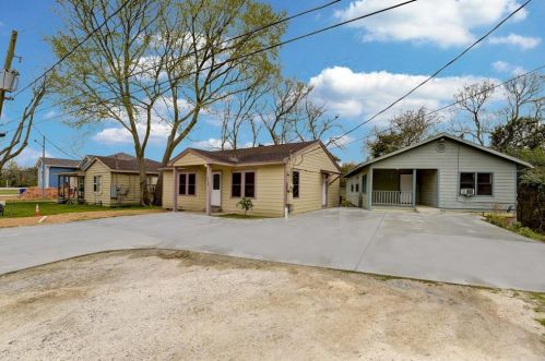6306 Amber Dr, Hitchcock, TX 77563-1534