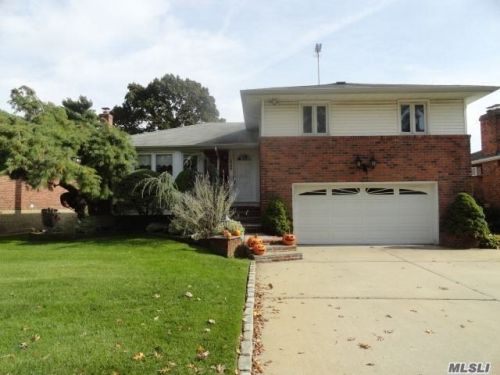 1799 Washington Ave, Seaford, NY 11783-1947