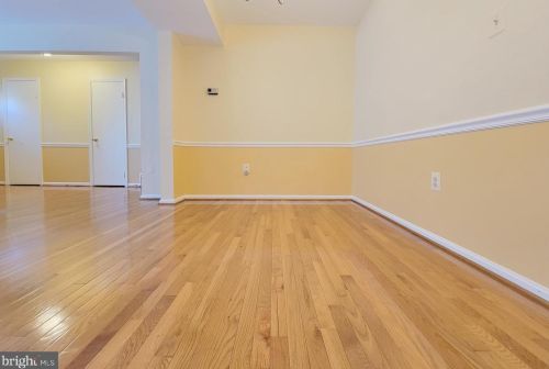 8034 Sleepy View Ln, Springfield VA  22153-2920 exterior