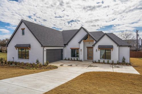 304 Parkwood Dr, Oak Point, TX 75068-4325