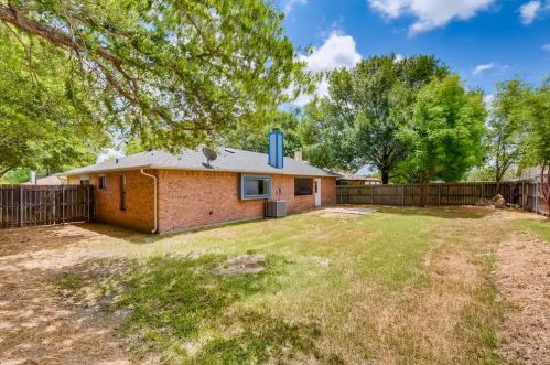 412 Grand Meadow Dr, Fort Worth, TX 76108-3905