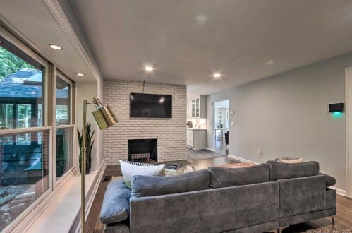 8 Tulip Tree Ln, Norwalk CT  06851-1409 exterior