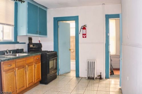 32 Oak Ave, Irvington NJ 07111-3851 exterior