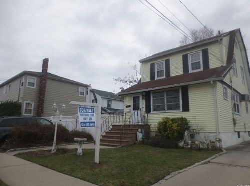 69 Smith St, East Rockaway, NY 11518-1727