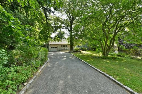 58 Polo Rd, Great Neck, NY 11023-1028
