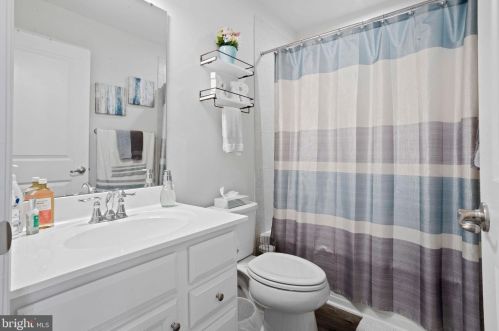 182 Nathan Dr, Riverton NJ  08077 exterior