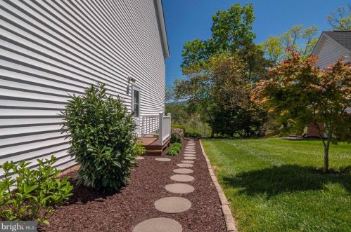 160 Manor Dr, Edinburg VA  22824-3579 exterior