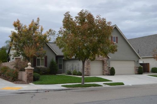 481 Warwick Ave, Clovis, CA 93619-0405