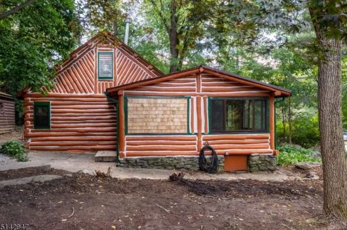 112 Pinecliff Lake Dr, West Milford Lakes NJ  07480-1378 exterior