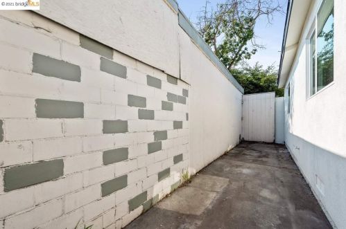 319 Foothill Blvd, Oakland CA  94606-2322 exterior