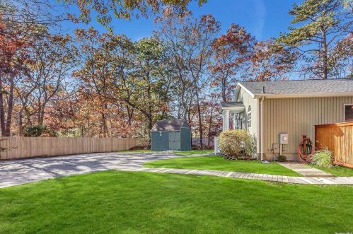 27 Pin Oak Path, East Quogue NY  11942-4641 exterior