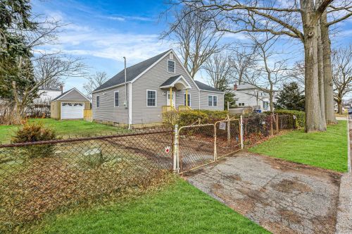 80 Halycon Rd, North Lindenhurst, NY 11757-6701