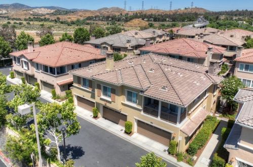 23860 Toscana Dr, Santa Clarita CA  91354-3015 exterior