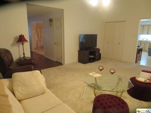 611 Fulton St, Edna, TX 77957-3617