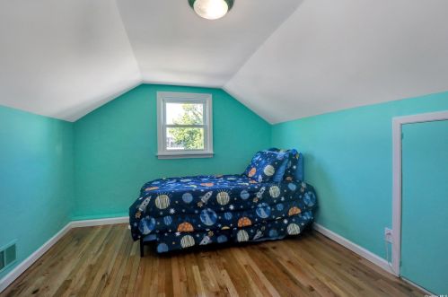 121 Clinton Ave, North Lindenhurst NY  11757-4127 exterior