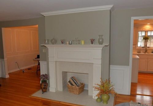 42 Angel Pl, North Haven CT  06473-2401 exterior