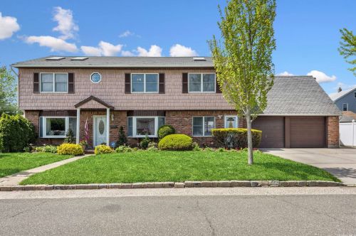 5 Corbin Ave, New Hyde Park, NY 11040-5113