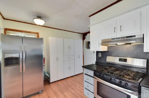 9 Stuart Dr, East Brunswick NJ  08816-3809 exterior