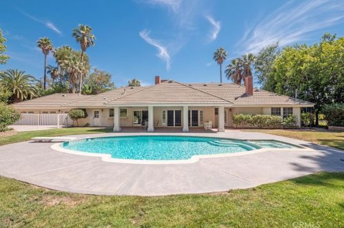 1520 Bonita Vista Dr, San Bernardino CA  92404-2104 exterior