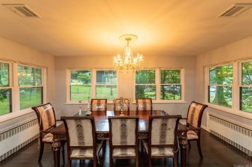 4 Hillside Ter, Airmont NY  10901-2105 exterior