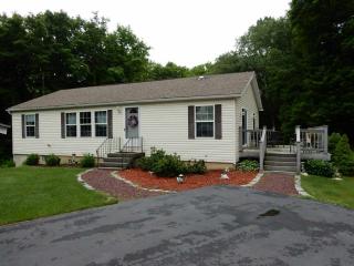 8 Rose Ln, Troy NY  12180-8843 exterior