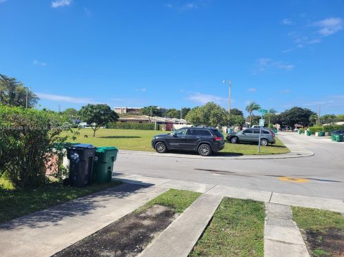 2207 100th Ct, Miami, FL 33165-7411