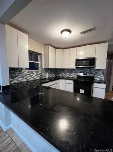 2831 Collis Pl, Bronx NY  10465-3225 exterior