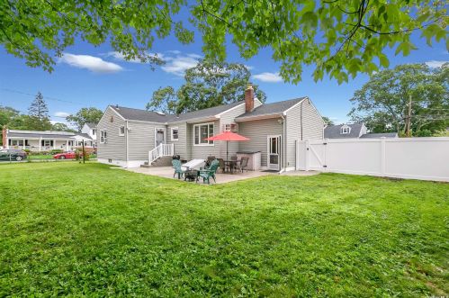 495 Delaware Ave, North Lindenhurst NY  11757-3410 exterior