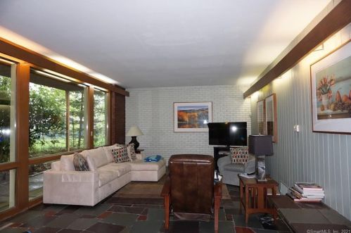 180 Long Hill Rd, Wallingford CT  06492-4934 exterior