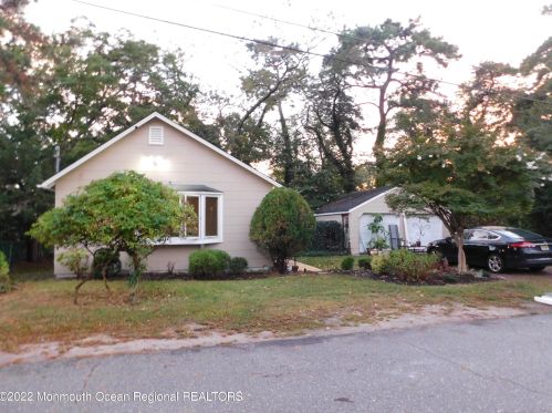 394 6th Ave, Bricktown, NJ 08724-1525