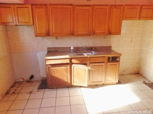 233 Rushmore St, Westbury NY  11590-3822 exterior