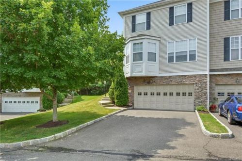31 Crestview Ln, Danbury CT  06810-7163 exterior