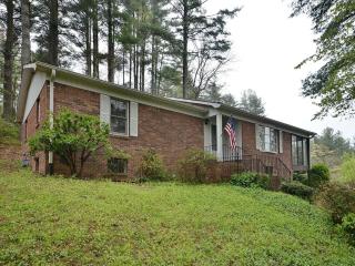123 Haywood Knolls Dr, Hendersonville NC  28791-8705 exterior
