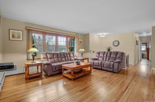 16 Vorndran Dr, New Hamburg NY  12590-4517 exterior