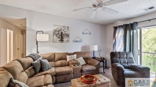 16 Willow Ct, Trenton NJ  08619-4626 exterior